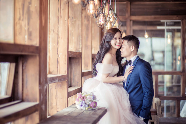 Studio chụp ảnh cưới tại Hà Nội mang đến cho bạn những trải nghiệm chụp ảnh đẹp nhất. Với nhiều loại hình dịch vụ chụp ảnh khác nhau và sự kết hợp giữa ánh sáng, màu sắc, phong cảnh và thiết bị chụp ảnh chuyên nghiệp, chúng tôi sẽ giúp bạn có những bức ảnh cưới đẹp nhất để lưu giữ kỷ niệm đẹp nhất của ngày cưới của bạn.