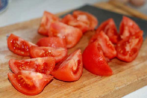 Cà chua cắt thành hình múi cau 