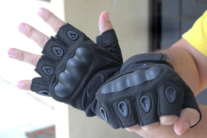 Một đôi găng tay nam chính hãng sẽ giúp bảo vệ khớp tay, mu bàn tay của bạn sẽ được an toàn, tránh các va chạm nhỏ trong quá trình lái xe hay chơi thể thao. Ngoài tác dụng bảo hộ, găng tay còn là một phụ kiện thời trang vô cùng 