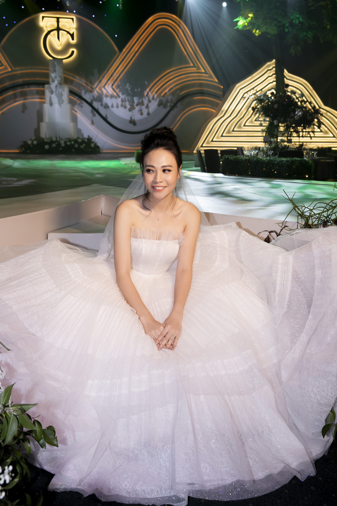 Cô dâu Đàm Thu Trang đẹp xuất sắc trong bộ váy cưới 