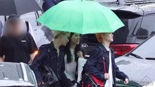 Dân cư mạng phẫn nộ, gây áp lực lên SM vì bỏ rơi idol Trung Quốc giữa trời mưa 