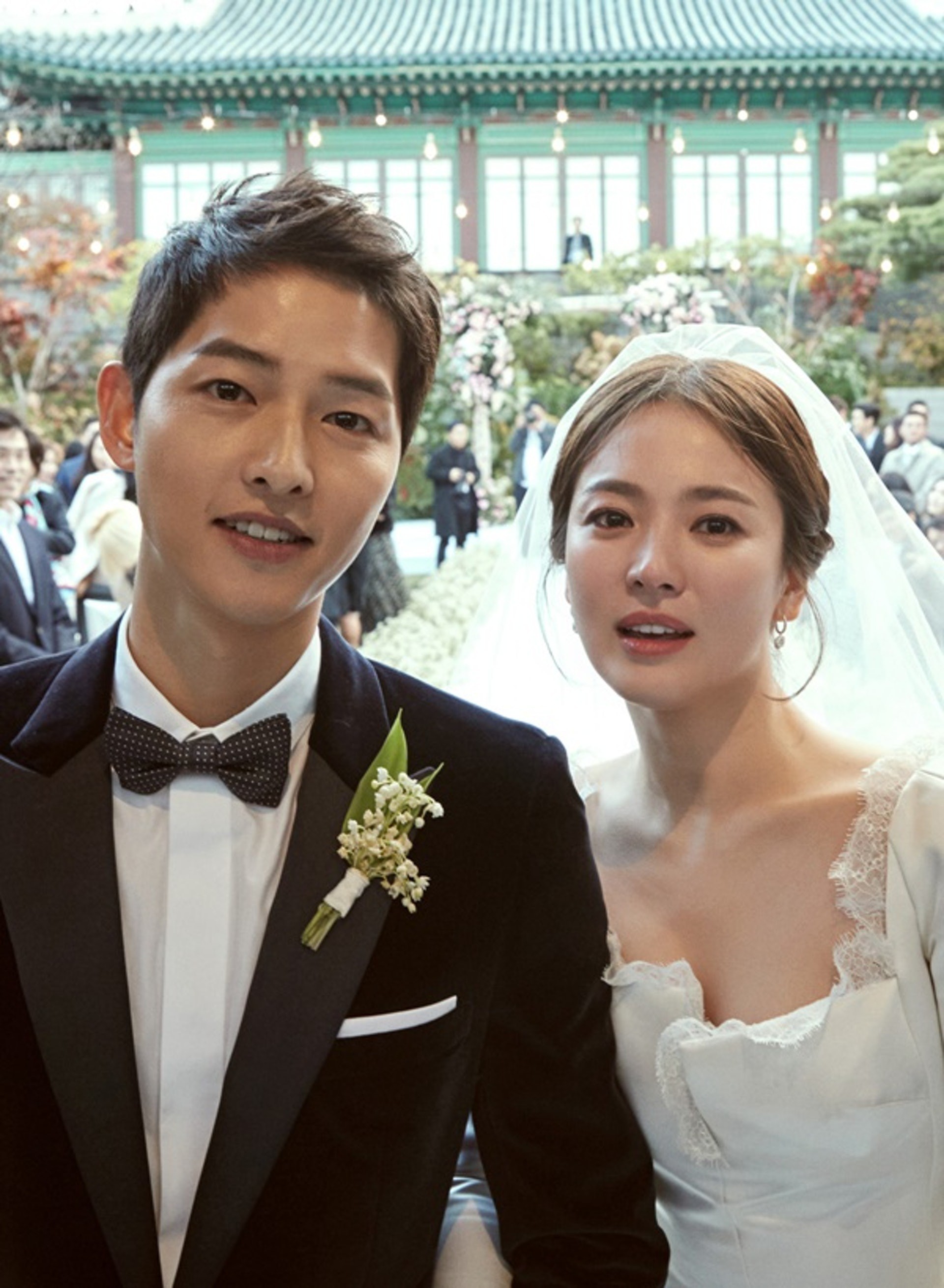 Tòa chính thức tuyên bố Song Joong Ki và Song Hye Kyo ly hôn sau 1 năm 8 tháng