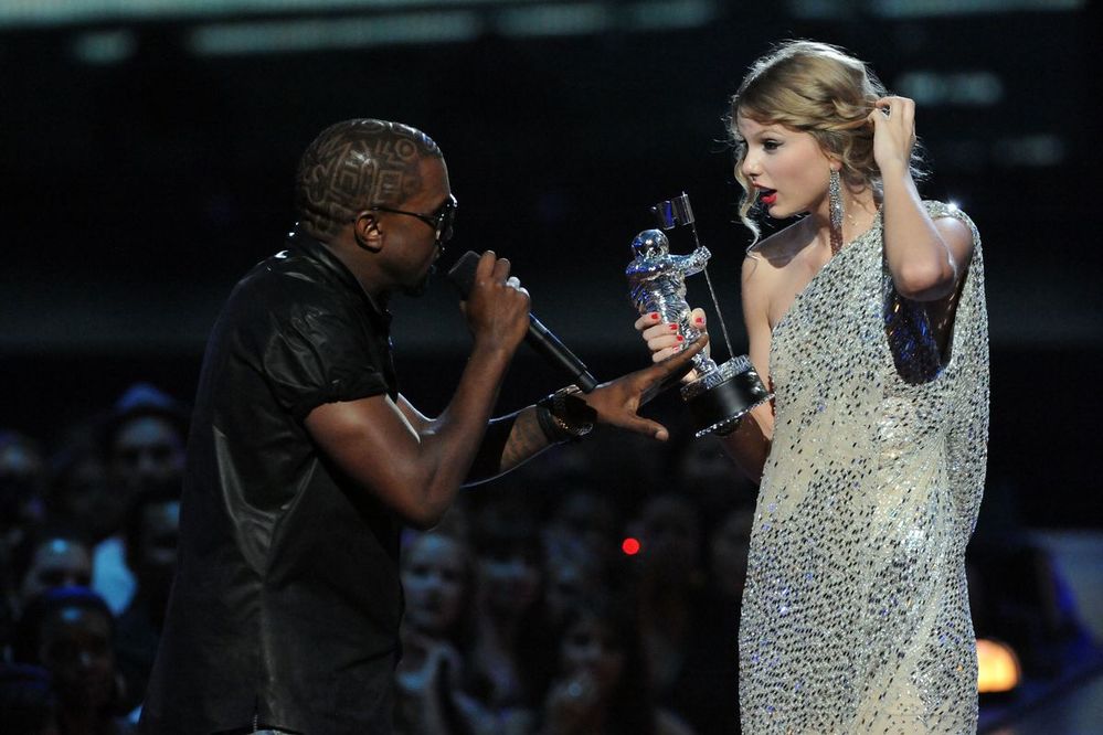 Hoàng tử Indie Vũ bị chỉ trích nặng nề vì đá xéo Taylor Swift không xứng đáng nhận giải ở Grammy 