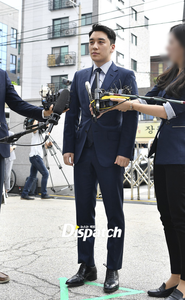 Sau 2 tháng dính 8 cáo buộc liên tiếp, Seungri chính thức trình diện cảnh sát Cúi đầu xin lỗi, sắc mặt và biểu cảm mệt mỏi cực độ