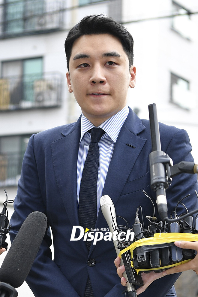 Sau 2 tháng dính 8 cáo buộc liên tiếp, Seungri chính thức trình diện cảnh sát Cúi đầu xin lỗi, sắc mặt và biểu cảm mệt mỏi cực độ 