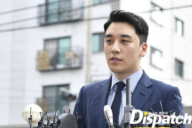 Sau 2 tháng dính 8 cáo buộc liên tiếp, Seungri chính thức trình diện cảnh sát Cúi đầu xin lỗi, sắc mặt và biểu cảm mệt mỏi cực độ 