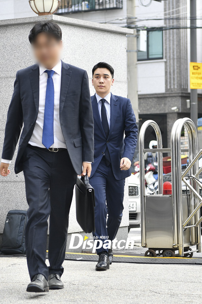 Sau 2 tháng dính 8 cáo buộc liên tiếp, Seungri chính thức trình diện cảnh sát Cúi đầu xin lỗi, sắc mặt và biểu cảm mệt mỏi cực độ