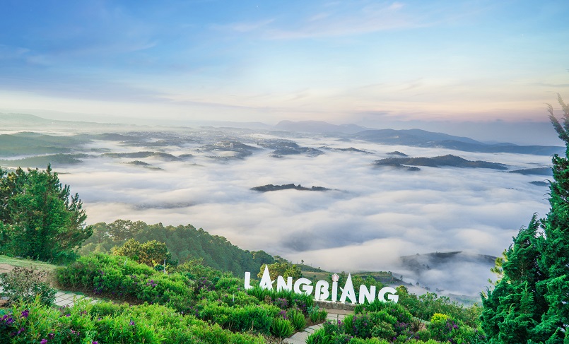 Trekking Langbiang - Thử sức chuyến leo núi săn mây cực đã cùng Celeb 13