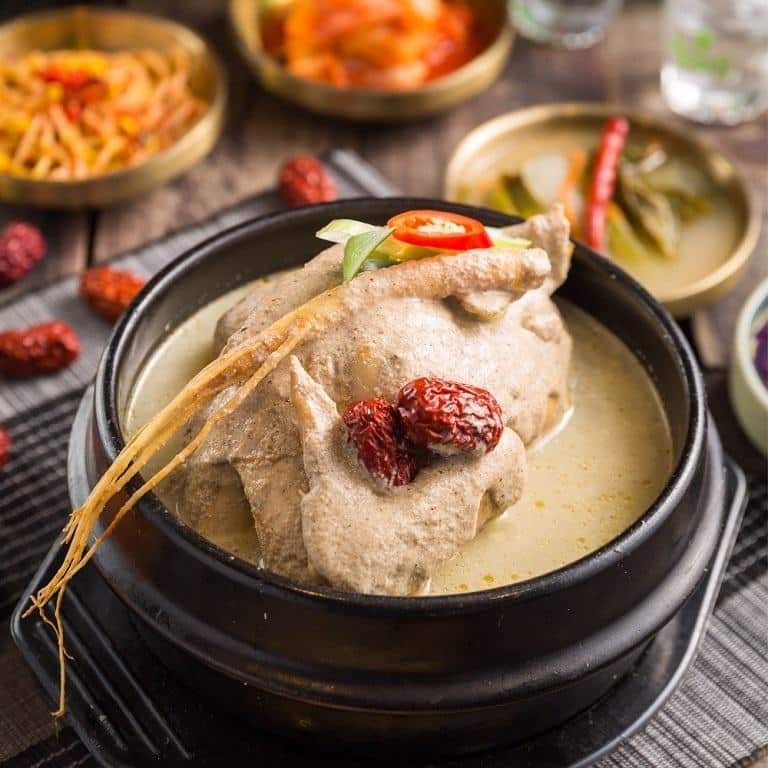 Canh gà nhân sâm samyetang - Món ăn bổ dưỡng kết hợp đặc sản Hàn Quốc