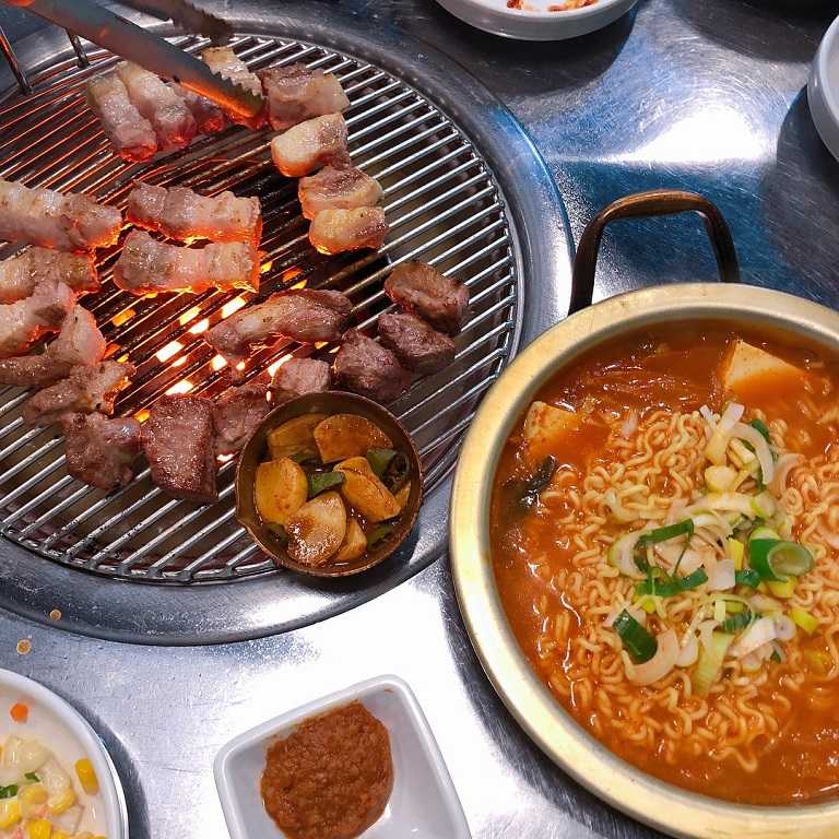 Thịt lợn đen nướng - Đặc sản đảo Jeju 