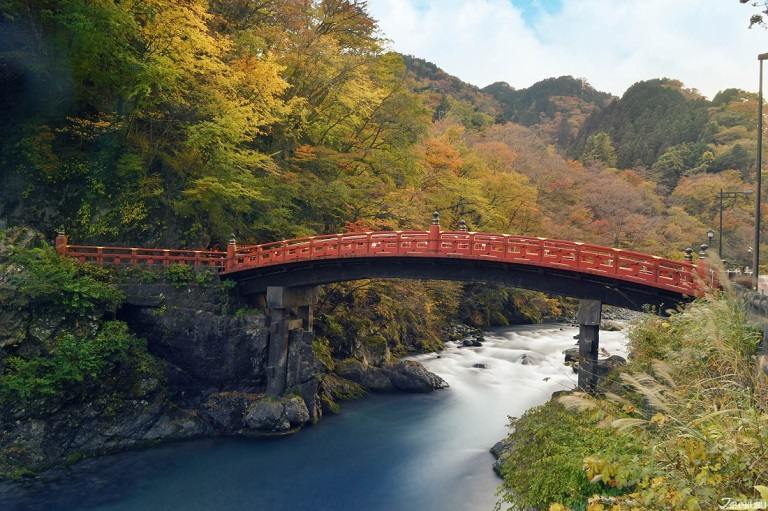 Dòng suối với câu cầu gỗ nổi tiếng ở Nikko 