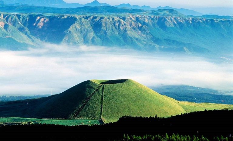 Khung cảnh núi lửa Aso nhìn từ trên cao 