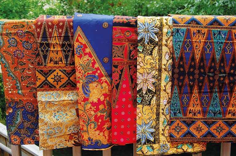 Du lịch Indonesia mua gì về làm quà - Sarong 