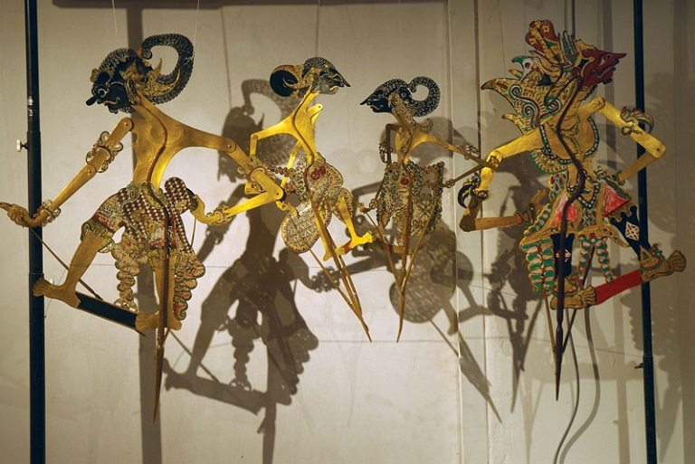 Du lịch Indonesia mua gì về làm quà - Wayang Kulit