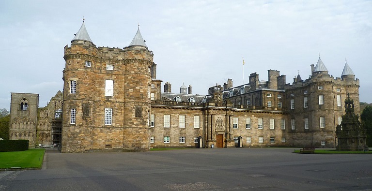 Kinh nghiệm du lịch Edinburgh - Cung điện Holyrood nguy nga tráng lệ 