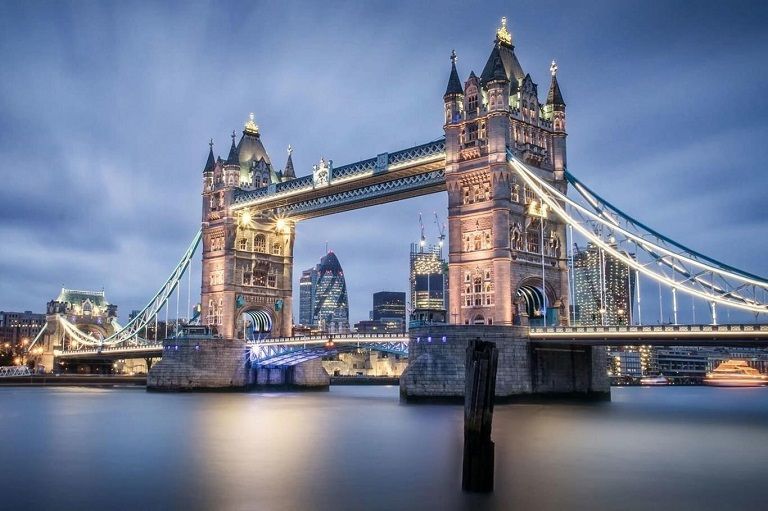 Kinh nghiệm du lịch London - Tháp London nằm bên bờ bắc sông Thames êm đềm